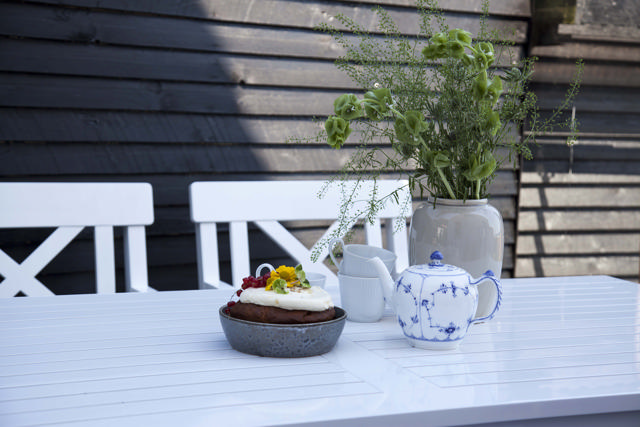 Sofiero set - trepersoners bänk, två stolar & bord - vit