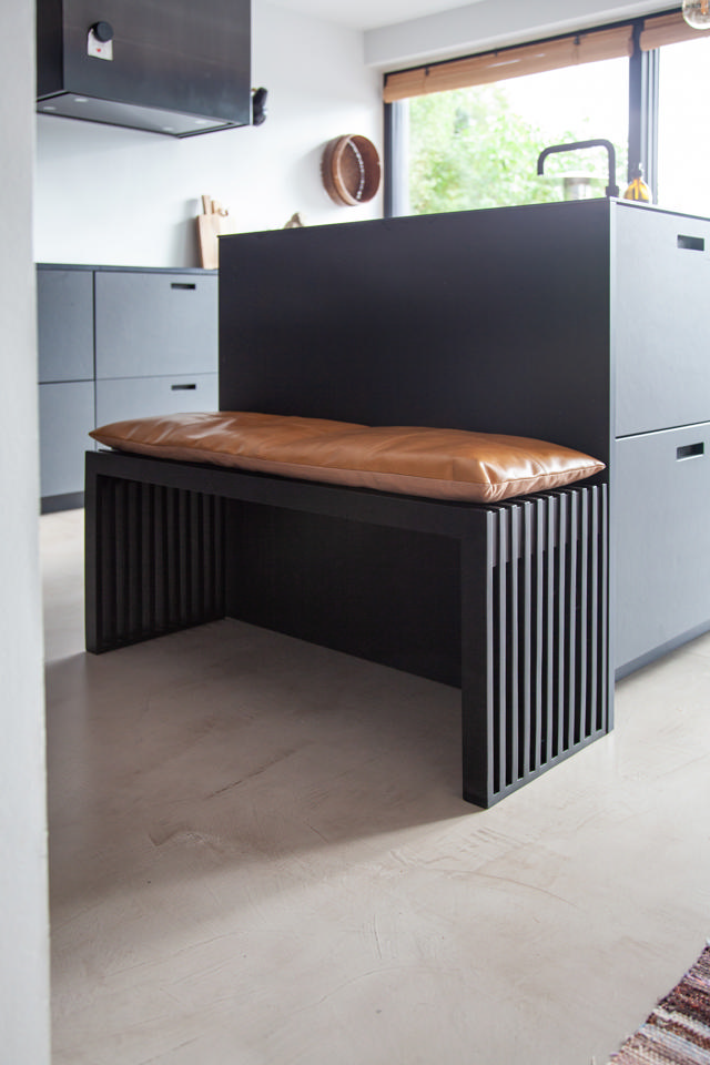 Rib tresitsbänk - svart